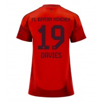 Camisa de Futebol Bayern Munich Alphonso Davies #19 Equipamento Principal Mulheres 2024-25 Manga Curta